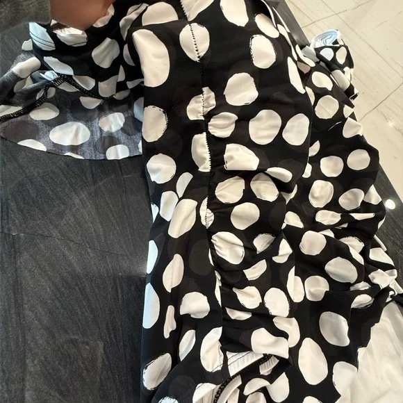 LA BLANCA one-piece swimming suit. Black and white polka dot. - Picture 8 of 13